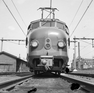 151687 Afbeelding van het electrische treinstel nr. 711 (Mat. 1954, plan F, Hondekop) van de N.S. te Utrecht.